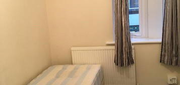 Room to rent in High Road, London NW10