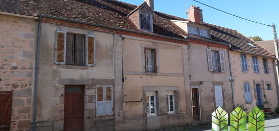 GRANDE MAISON AVEC JARDIN AU CENTRE DU VILLAGE