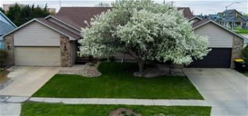 1501 S Campbell Trl, Sioux Falls, SD 57106