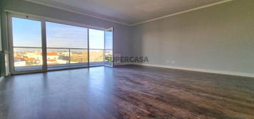 Apartamento T3 (4Assoalhadas) com Varandas e Parqueamento - Capuchos - Almada