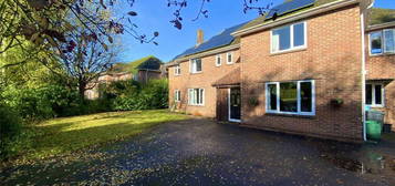 5 bedroom detached house