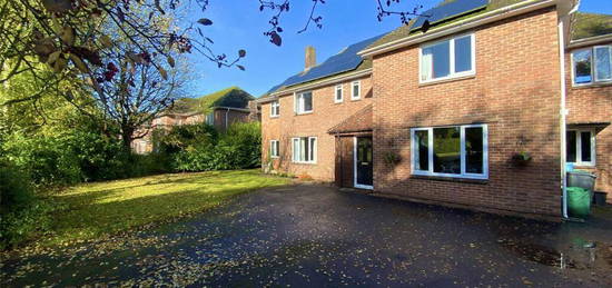 5 bedroom detached house