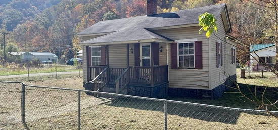 11 Betty Ln, War, WV 24892