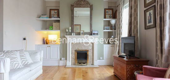 Flat to rent in Cornwall Gardens, Kensington SW7