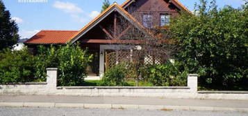 Schön gepflegtes Fertigteilhaus mit Carport und Wintergarten