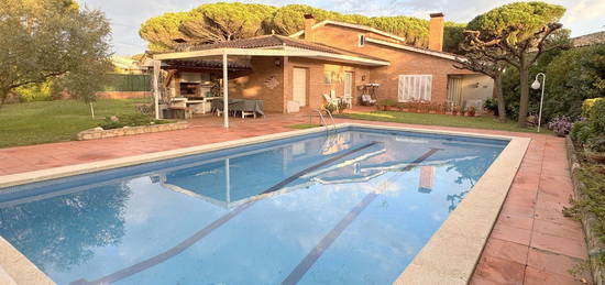 Casa o chalet independiente en venta en calle Canigó