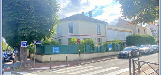 Découvrez cette charmante maison à Antony secteur croix de berny, une opportunité rare pour les familles en quête d'un foyer chaleureux et les investisseurs à la recherche d'un placement stratégique dans l'un des quartiers les plus prisés de la région