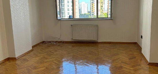 Gvenevler Mahallesinde 4+1 Apartma  Dairesi