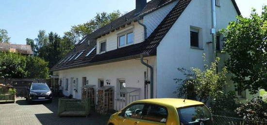 Komfortables Reihenendhaus mit Kamin, charmantem Garten und zwei Garagen