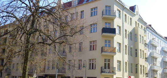 Wunderschöne 2-Zi. Whg. - Balkon, Dielen, komplett renoviert und sonnig - Samariterstraße!