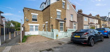 Maisonette to rent in Dorset Road, Mottingham SE9