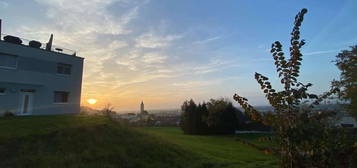 Gartenwohnung mit Reihenhaus-Charakter in ruhiger Aussichtslage im Ort Ansfelden