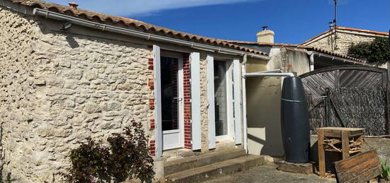 Meublé , 1 chambre avec jardin , au coeur du village