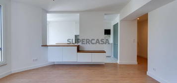 Apartamento T2 sem móveis, totalmente remodelado no Monte Estoril.