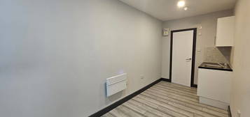 Studio to rent in Francis Road, Greenford UB6