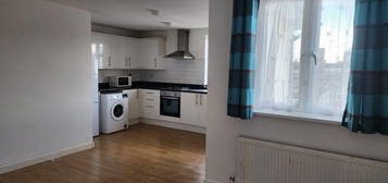 Flat to rent in Chapel Street, Woking GU21