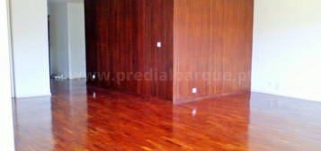 Apartamento T4+1 com 2 varandas, Campo Alegre