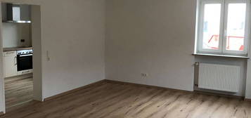 Komplett neu renovierte und schöne 2 Zimmer - Mietwohnung mit Einbauküche und PKW-Stellplatz !