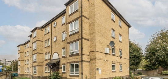 Flat to rent in Chaucer Drive, London SE1