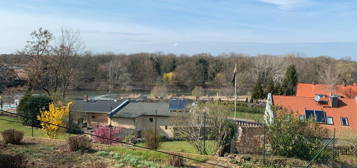 Kleines Haus mit Kamin, großem Balkon mit Blick auf die Saale