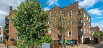 Flat to rent in Tudor Court, King Henry Walk, Hackney N1