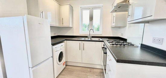 Flat to rent in South Street, Romford RM1