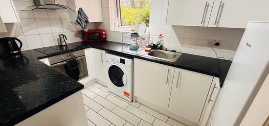 Flat to rent in Richmond Park Road, Bournemouth BH8