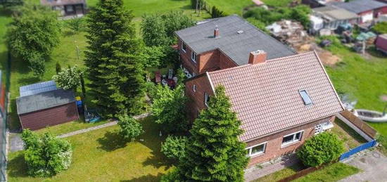 Gepflegtes Einfamilienhaus mit Garten und einzigartig ausgebautem Dachgeschoss in Feldrandlage