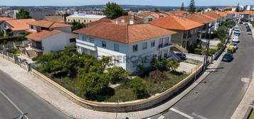 T3 Remodelado + Garagem aberta em frente à Mata Rainha D. Leonor, entre a Praça da Fruta e o Campo da Feira**