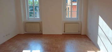 Sonnige Altbau Wohnung in der City, neu renoviert, incl. BK und HK.