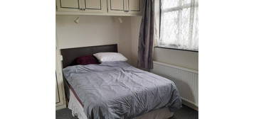 Room to rent in Cuckoo Hill Drive, Pinner HA5