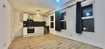 Flat to rent in Undine Street, London SW17