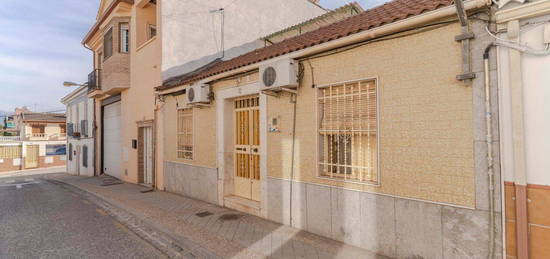 Chalet adosado en venta en calle Pozo