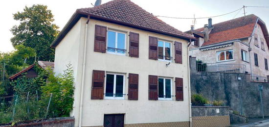 RARE à la location – Maison de village 4 pièces complètement rénovée avec 3 chambres, 125m2 utile, 50m2 d’extérieur et grande cave