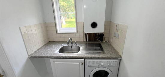 Studio to rent in David Close, Harlington, Hayes UB3