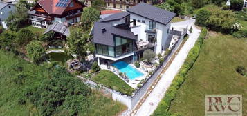 Viel Platz für die ganze Familie in großzügiger Architekten Villa mit herrlichem Blick auf den See