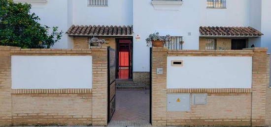 Casa adosada de alquiler en Sanlúcar la Mayor