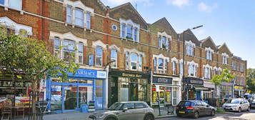 Flat to rent in Kingsway Parade, Albion Road, London N16