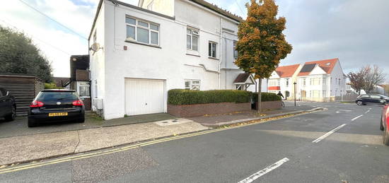 Flat to rent in London Road, Leigh-On-Sea SS9