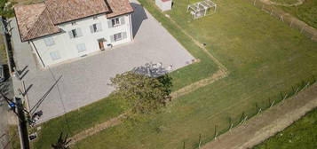 Villa in bifamiliare con giardino mq. 5000 Fidenza