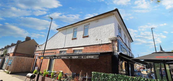 Flat to rent in Lancaster Road, Enfield EN2