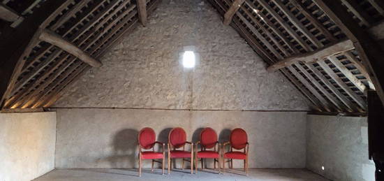 Maison en pierres de tuffeau, magnifique toit cathédrale