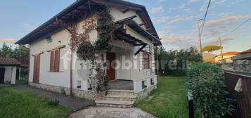 Villa unifamiliare, da ristrutturare, 150 m², Pietrasanta