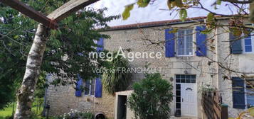 La bretonniere la claye, dans un environnement privilégié, maison pierre, avec piscine semi-enteree  sur 2674M2 clos.