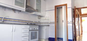 Arrendamento de Apartamento T3  na rua Maria Pia s/n