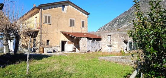 Casa indipendente in vendita in strada Rotabile Frasso Telesino-Dugenta, 14