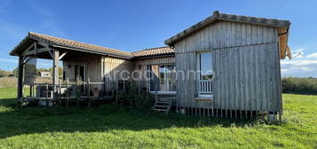 Maison en bois de plain-pied, trois chambres 2500 m2 de jard