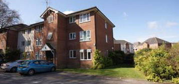 Flat to rent in Dickers Lane, Alton GU34