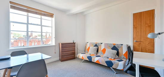 Flat to rent in Kings Court, Ravenscourt Park, London W6