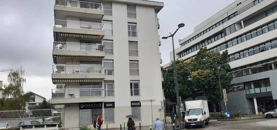 Annecy centre - tres bel appartement organise en deux t2 climatises tout equipes - refaits a neuf + parking copro securise